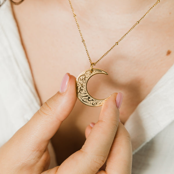 Collier Croissant de Lune "Avec l'adversité vient la facilité" | Femme